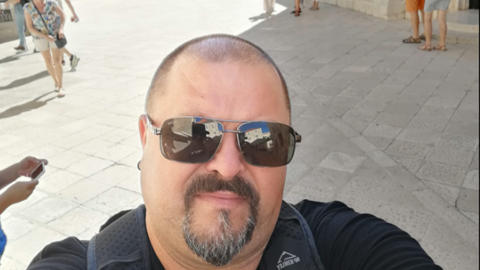 “da-mi-je-da-vratim-vreme”-pevac-kojem-je-sin-poginuo-u-sarajevu-pre-nekoliko-meseci-objavio-emotivnu-fotografiju,-iza-sebe-ostavio-i-brata-blizanca