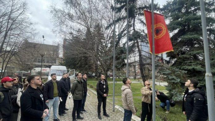 studentski-parlament-univerziteta-u-pristini-postavio-zastavu-ovk-ispred-rektorata
