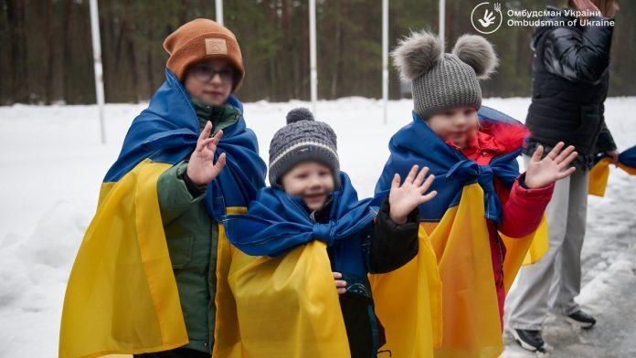 emotivni-prizori-jos-petoro-dece-vraceno-u-ukrajinu-iz-rusije:-medu-njima-i-decak-(9)-koji-je-ostao-bez-majke-(foto,-video)