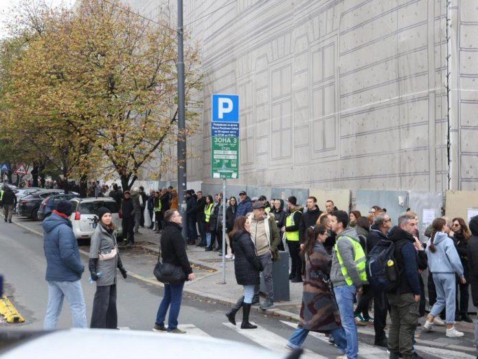 “srbija-da-se-spremi-za-gulag-kad-pobede-blokaderi-sa-fakulteta”-blokader-banjac:-stigla-u-valjevo-‘krstaca’-od-3-metra,-srbska-zastava-i-hesus-s-frckavom-kosom