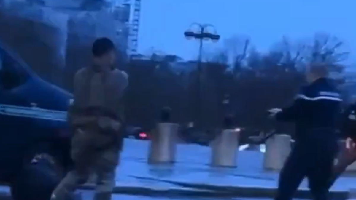 (video)-drama-u-srcu-pariza-muskarac-pretio-nozem-policajcu-kod-trijumfalne-kapije:-odjeknuli-pucnji,-napadac-u-kriticnom-stanju (video)-drama-u-srcu-pariza-muskarac-pretio-nozem-policajcu-kod-trijumfalne-kapije:-odjeknuli-pucnji,-napadac-u-kriticnom-stanju