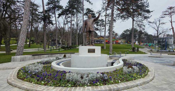 postavljen-spomenik-draganu-markovicu-palmi:-obratio-se-njegov-sin-–-ovo-je-ispunjenje-obecanja-gradanima-jagodine