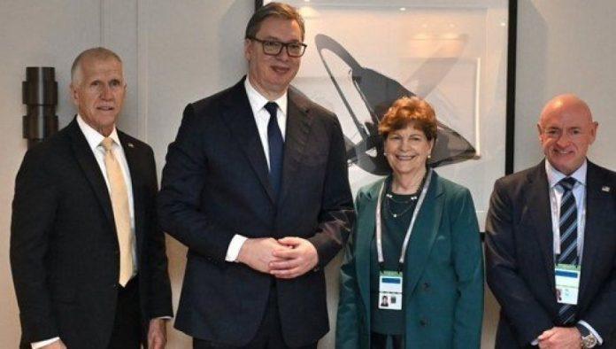 vucic-sa-americkim-senatorima:-predsednik-naglasio-da-je-za-srbiju-mir-apsolutni-prioritet-(foto)