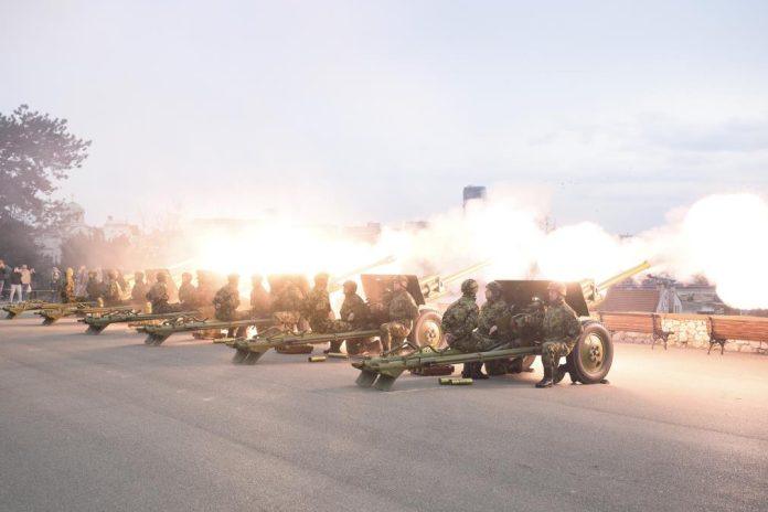 grmelo-sa-kalemegdana!-pocasna-artiljerijska-paljba-povodom-dana-drzavnosti-(foto)