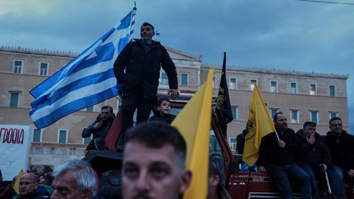 poljoprivrednici,-stocari-i-pcelari-napustaju-trg-u-atini,-ali-nije-kraj:-porucuju-da-nastavljaju-borbu