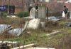 “A SVUDA JE ZEMLjA GOSPODNjA…” Srbi na zadušnice obišli groblje u Južnoj Mitrovici – Dočekali ih porušeni spomenici (FOTO/VIDEO) “a-svuda-je-zemlja-gospodnja…”-srbi-na-zadusnice-obisli-groblje-u-juznoj-mitrovici-–-docekali-ih-poruseni-spomenici-(foto/video)