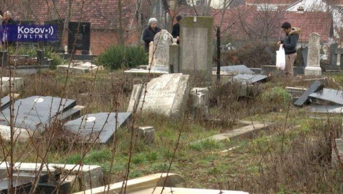 “a-svuda-je-zemlja-gospodnja…”-srbi-na-zadusnice-obisli-groblje-u-juznoj-mitrovici-–-docekali-ih-poruseni-spomenici-(foto/video)