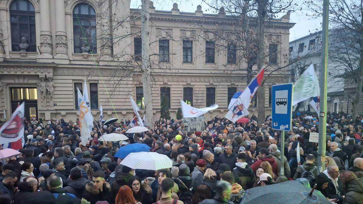 zavrsen-studentski-protest-u-valjevu:-odustalo-se-od-setnje-do-policijske-uprave,-skup-prosao-bez-incidenata-(foto) zavrsen-studentski-protest-u-valjevu:-odustalo-se-od-setnje-do-policijske-uprave,-skup-prosao-bez-incidenata-(foto)