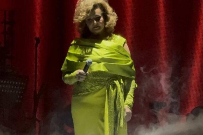 ana-bekuta-odmah-prekinula-koncert-u-zagrebu!-pevacica-se-slomila-pred-publikom-zbog-mrke:-“danas-bismo-slavili-14-godina-ljubavi!”-(video)