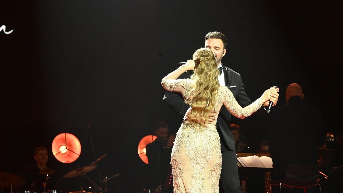 romantican-ples-ivana-bosiljcica-i-jelene-tomasevic-na-koncertu-pevacica-blista-u-ekstravagantnoj-haljini-sa-sljokicama,-a-glumac-sa-leptir-masnom:-svi-im-aplaudiraju-(video) romantican-ples-ivana-bosiljcica-i-jelene-tomasevic-na-koncertu-pevacica-blista-u-ekstravagantnoj-haljini-sa-sljokicama,-a-glumac-sa-leptir-masnom:-svi-im-aplaudiraju-(video)