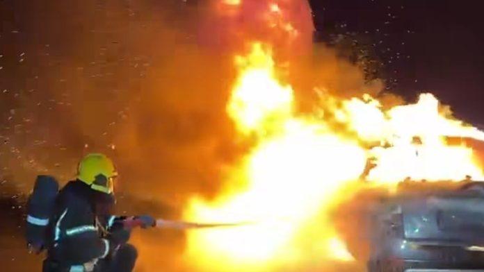 (video)-plamen-guta-automobil-dramatican-prizor-kod-novog-sada:-pozar-izbio-nasred-auto-puta,-vatra-neprestano-bukti