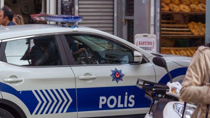 drama-u-istanbulu-drogirani-muskarac-nozem-nasrnuo-na-policajce:-u-krvavom-obracunu-sestoro-povredenih