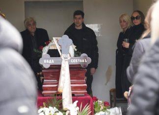 PRVI PUT U JAVNOSTI, OTAC GOGE SEKULIĆ SE RASTAJE SA ŽIVOTOM NA SAHRANI SUPRUGE! Pevačica se ne odvaja od njega, ova scena ježi do kostiju! prvi-put-u-javnosti,-otac-goge-sekulic-se-rastaje-sa-zivotom-na-sahrani-supruge!-pevacica-se-ne-odvaja-od-njega,-ova-scena-jezi-do-kostiju!