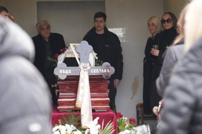 prvi-put-u-javnosti,-otac-goge-sekulic-se-rastaje-sa-zivotom-na-sahrani-supruge!-pevacica-se-ne-odvaja-od-njega,-ova-scena-jezi-do-kostiju!