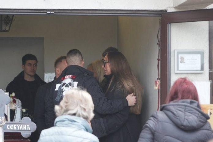 bivsi-muz-goge-sekulic-se-pojavio-na-sahrani:-scena-na-groblju-kida-dusu,-pevacicu-bol-rastrzao-u-delove!