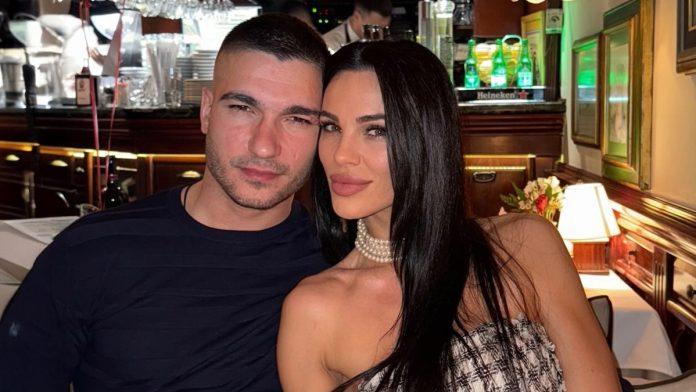 top-haljina-i-biserna-ogrlica-oko-vrata-bojana-sijan-izasla-sa-mirkom-u-provod:-svi-se-okretali-za-zgodnom-crnkom