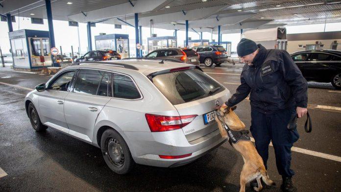 sok-na-granicnom-prelazu-gradina!-policajci-ostali-u-soku-kad-su-pretresli-turcina:-u-jakni-dva-pistolja,-u-automobilu-citav-arsenal!