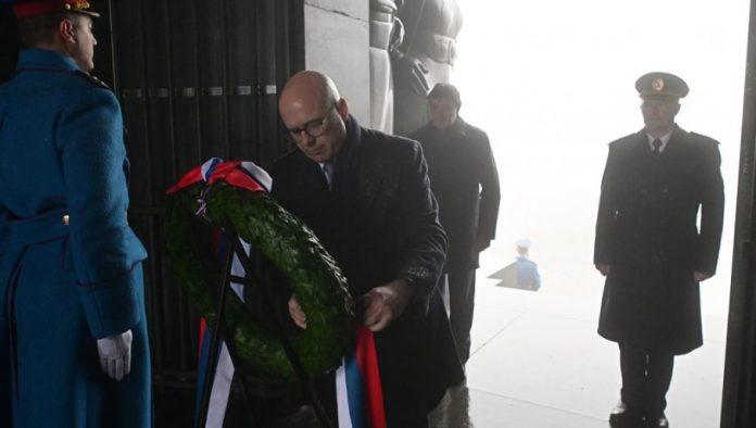 “u-ime-predsednika-republike-srbije-aleksandra-vucica-i-zahvalne-otadzbine”:-vucevic-polozio-venac-na-spomeniku-neznanom-junaku-na-avali