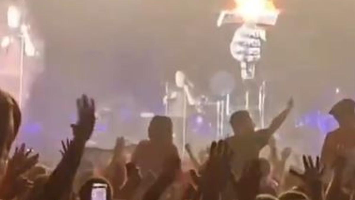 ustaski-pozdrav-sad-odzvanja-i-kroz-bih!-jezive-scene-na-koncertu-tompsona-u-sirokom-brijegu:-nacisticko-salutiranje-publike-sokiralo-region ustaski-pozdrav-sad-odzvanja-i-kroz-bih!-jezive-scene-na-koncertu-tompsona-u-sirokom-brijegu:-nacisticko-salutiranje-publike-sokiralo-region