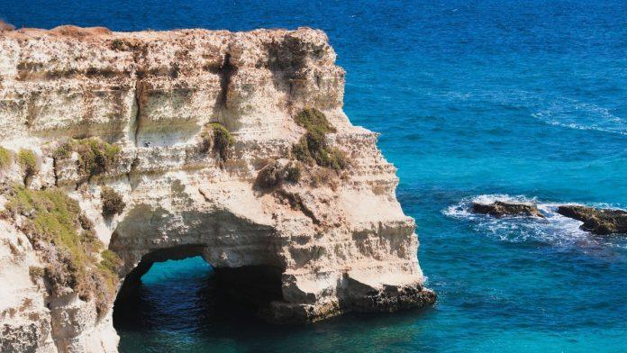 zbog-ovoga-su-zaljubljeni-iz-celog-sveta-isli-u-italiju,-a-sada-je-nestao:-luk-ljubavi-sant’andrea-se-urusio-u-more-(video)