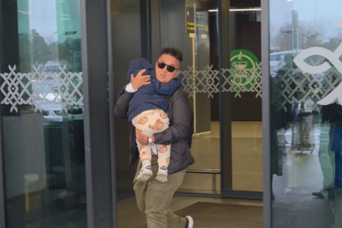 drama-na-aerodromu-–-unezverena-marija-serifovic-juri-sa-sinom!-pevacica-bezi-od-kamera,-evo-ko-je-prati-u-stopu!