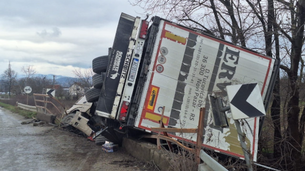 Шлепер-слетео-са-магистрале-код-Чачка,-упао-у-реку-Карачу Шлепер-слетео-са-магистрале-код-Чачка,-упао-у-реку-Карачу