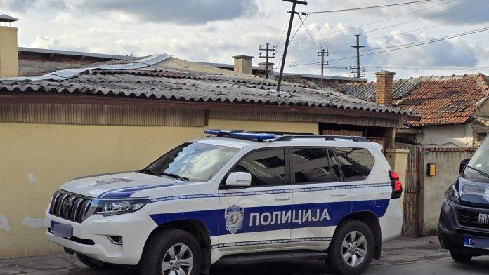 otkriven-identitet-zene-koja-je-sekirom-napala-majku,-pa-u-krvavoj-spavacici-setala-po-selu-nesrecna-zena-u-teskom-stanju-prebacena-u-bolnicu