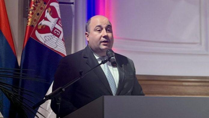 “pokusaj-pravljenja-sramnih-scena-u-briselu-u-danu-najveceg-drzavnog-praznika”-kozarev:-ne-moze-sacica-izroda-da-pokvari-sajkacu-na-manekenu