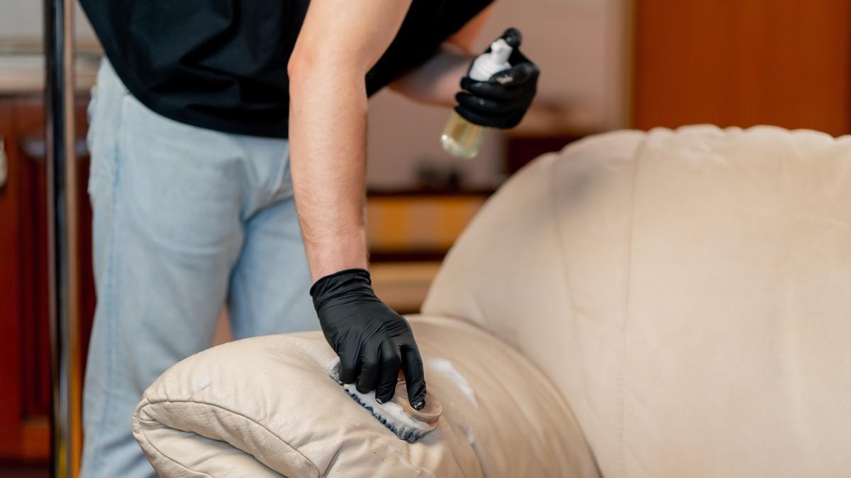 jedno-pravilo-spasava-kauc-od-trajnih-ostecenja-prilikom-ciscenja:-ovo-posebno-vazi-za-namestaj-od-mikrofibera jedno-pravilo-spasava-kauc-od-trajnih-ostecenja-prilikom-ciscenja:-ovo-posebno-vazi-za-namestaj-od-mikrofibera