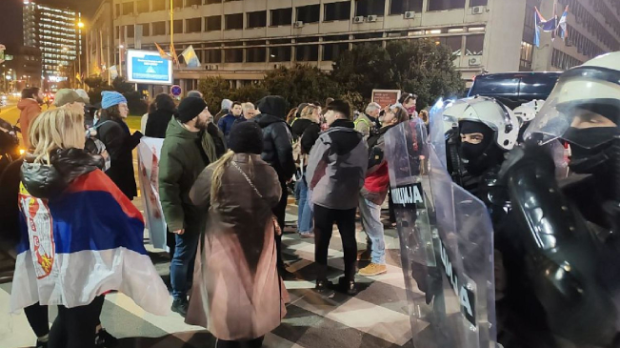 Протест-у-Новом-Саду,-два-кордона-полиције-испред-СНП-а Протест-у-Новом-Саду,-два-кордона-полиције-испред-СНП-а