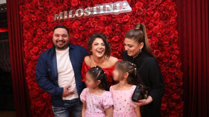 (video)-porodica-dosla-da-je-podrzi-nadica-ademov-zagrljena-sa-bratom,-snajkom-i-bratanicama:-pevacici-na-promociji-puno-srce-zbog-najblizih