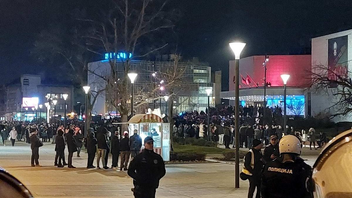 zavrsen-skup-ispred-snp-u-novom-sadu:-pristalice-vlasti-i-demonstrante-razdvajao-kordon-policije:-doslo-do-kratkotrajnog-koskanja-i-samaranja,-jedna-osoba-povredena zavrsen-skup-ispred-snp-u-novom-sadu:-pristalice-vlasti-i-demonstrante-razdvajao-kordon-policije:-doslo-do-kratkotrajnog-koskanja-i-samaranja,-jedna-osoba-povredena