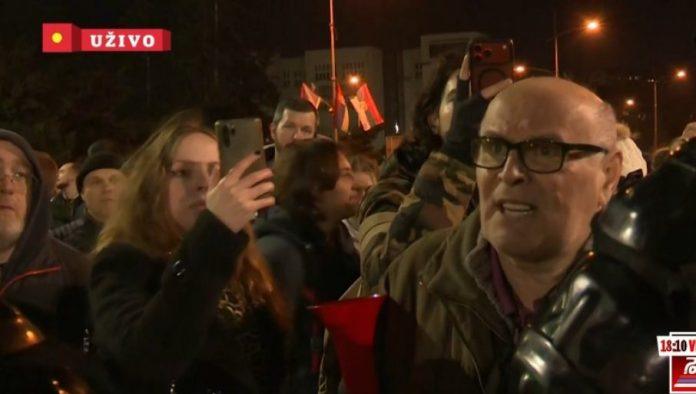 sacica-blokadera-dovezla-se-autobusima-u-novi-sad:-hoce-da-uniste-svecanost-posvecenu-matici-srpskoj,-vredaju-i-psuju-novinare