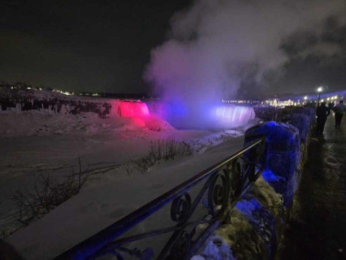 nijagarini-vodopadi-u-bojama-srpske-zastave!-uprilicen-spektakl-za-dan-drzavnosti:-pogledajte-kako-je-to-izgledalo!-(foto,-video)