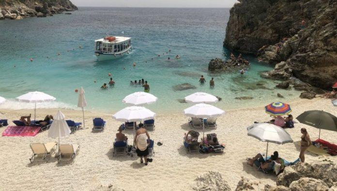 ostrvo-na-omiljenom-moru-srba-trazi-stanovnike:-nude-kucu-i-18.000-evra-za-prve-tri-godine