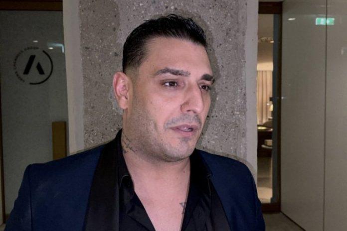 darko-lazic-kasnio-na-promociju!-pevac-stigao-poslednji,-pa-osuo-po-koleginici:-ja-ne-dajem-lazne-osmehe!-(video)