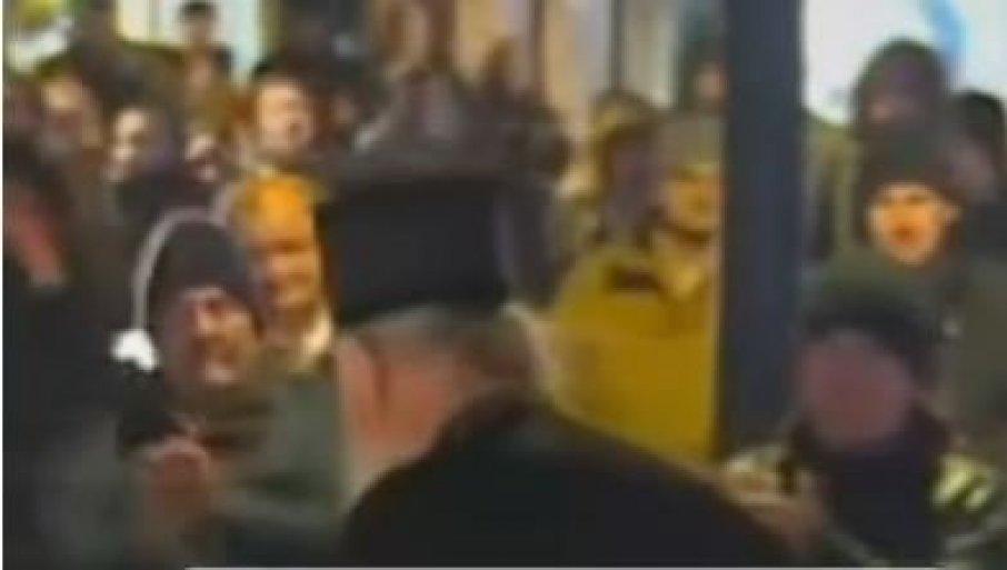gamad:-blokaderi-napali-crkvene-velikodostojnike-u-novom-sadu-(video) gamad:-blokaderi-napali-crkvene-velikodostojnike-u-novom-sadu-(video)