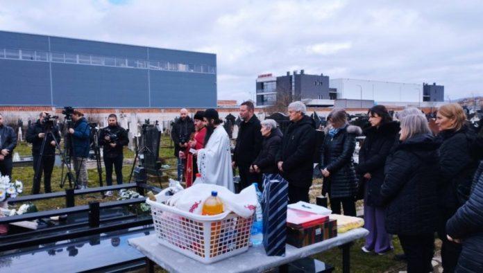 “ovo-je-jedino-sto-nam-je-ostalo”-pomenom-na-groblju-i-parastosom-u-lapljem-selu-obelezeno-25-godina-od-pogibije-putnika-autobusa-nis-ekspresa