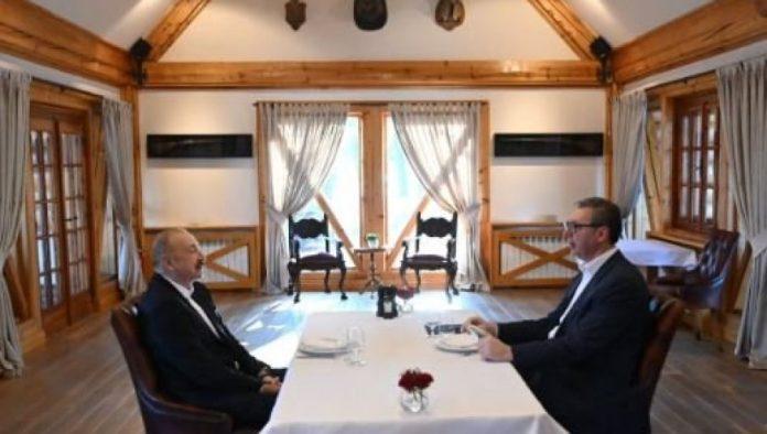 vucic-na-radnom-dorucku-sa-alijevim:-ponosan-na-nase-prijateljstvo-i-stabilne-odnose