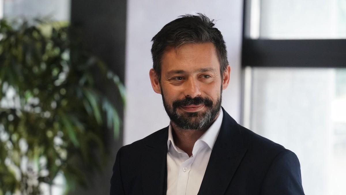 sin-despot-cvrsto-drzi-majku-za-ruku-dok-bezbrizno-spava-milan-vasic-objavio-neprocenjiv-prizor-iz-doma:-slika-sve-raznezila sin-despot-cvrsto-drzi-majku-za-ruku-dok-bezbrizno-spava-milan-vasic-objavio-neprocenjiv-prizor-iz-doma:-slika-sve-raznezila