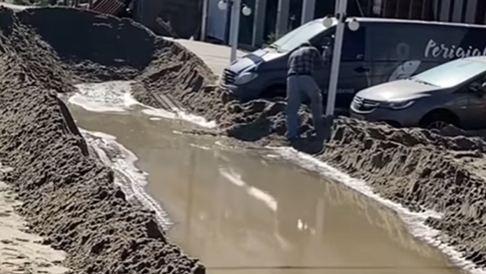 (video)-more-progutalo-plaze-na-omiljenom-letovalistu-srba-snimak-iz-paralije-ljudi-gledaju-u-neverici,-nevreme-“pojelo”-ulice-i-automobile