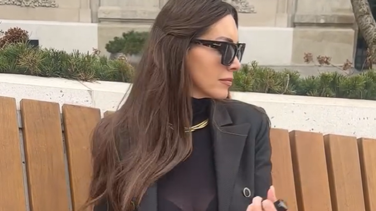 providno-i-minic-voditeljka-rts-a-sedi-na-klupi-u-centru-grada-u-izazovnom-izdanju:-izgleda-kao-grom-(foto) providno-i-minic-voditeljka-rts-a-sedi-na-klupi-u-centru-grada-u-izazovnom-izdanju:-izgleda-kao-grom-(foto)