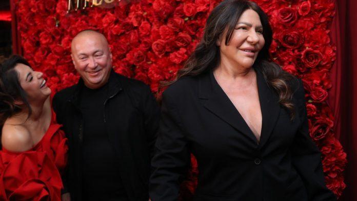 danijeva-slada-nosi-tasnu-koja-kosta-citavo-bogatstvo:-u-ruci-drzi-brendirani-modni-komad-zbog-cije-cene-ce-vam-se-zavrteti-u-glavi-(foto)