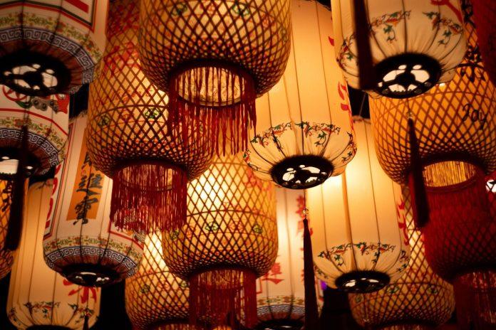 gucci,-hermes-i-louis-vuitton-slave-kinesku-novu-godinu:-crvena-koverta-je-deo-raskosnih-luksuznih-poklon-setova