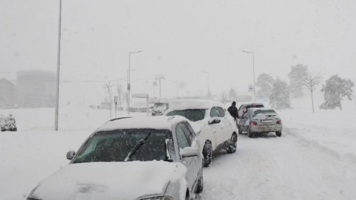 (foto,-video)-masovno-krenuli-kuci-sa-zlatibora,-kolone-nepregledne!-snimak-iz-vazduha-za-nevericu,-mnogi-ni-iz-samog-centra-ne-mogu:-“haos-je!-jedva-smo-auto-izvukli”