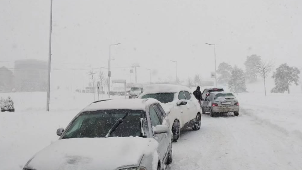 (foto,-video)-masovno-krenuli-kuci-sa-zlatibora,-kolone-nepregledne!-snimak-iz-vazduha-za-nevericu,-mnogi-ni-iz-samog-centra-ne-mogu:-“haos-je!-jedva-smo-auto-izvukli” (foto,-video)-masovno-krenuli-kuci-sa-zlatibora,-kolone-nepregledne!-snimak-iz-vazduha-za-nevericu,-mnogi-ni-iz-samog-centra-ne-mogu:-“haos-je!-jedva-smo-auto-izvukli”