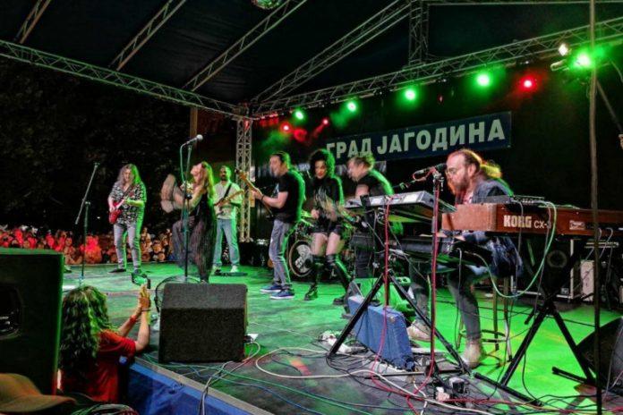 porodila-se-nasa-pevacica:-rodila-drugo-dete-poznatom-treneru!