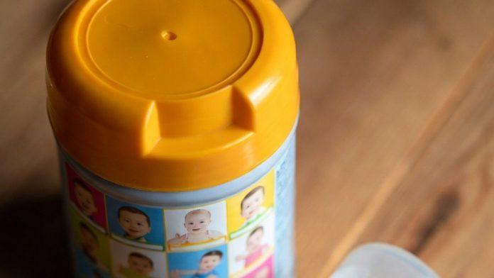 skandal-sa-kontaminiranom-hranom-za-bebe-trese-evropu:-istraga-protiv-nestlea-i-danonea,-opoziv-u-vise-od-60-zemalja,-medu-njima-i-srbija