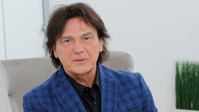 “zeleo-sam-da-je-vidim-golu”-poznati-pevac-krisom-gledao-devojku-zdravka-colica-kako-se-kupa:-“zavrsio-sam-u-bolnici”