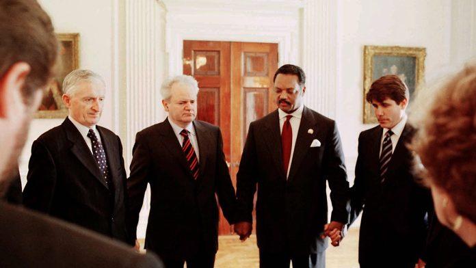 (foto)-u-beogradu-zasutom-bombama-drzao-milosevica-za-ruku-i-molio-se-ovako-je-izgledala-poseta-dzesija-dzeksona-srbiji:-svet-je-brujao-o-jednom-dogovoru